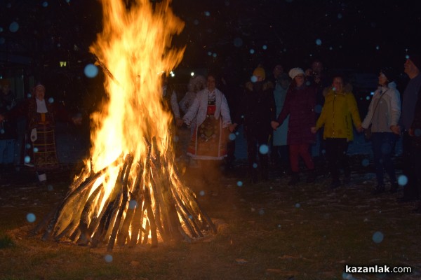 Въпреки снега десетки казанлъчани прескочиха огъня на Сирни Заговезни