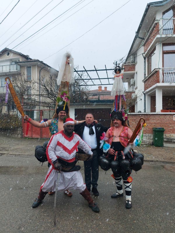 Кукерите в Павел баня прогониха злите сили, а Валя Балканска огласи площада
