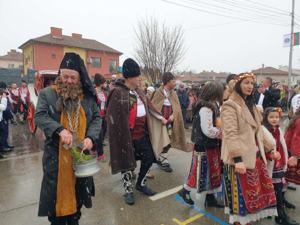 Кукерите в Павел баня прогониха злите сили, а Валя Балканска огласи площада