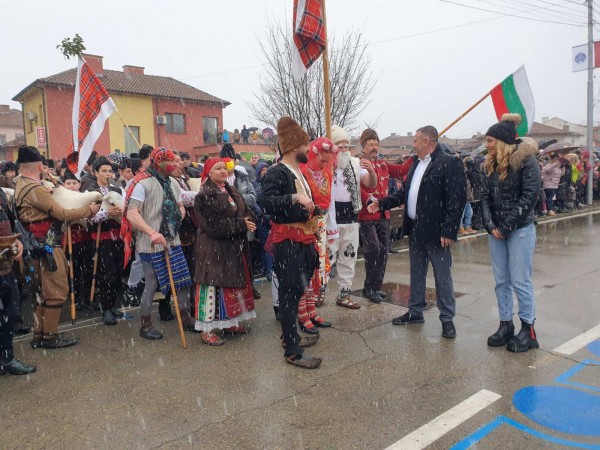 Кукерите в Павел баня прогониха злите сили, а Валя Балканска огласи площада