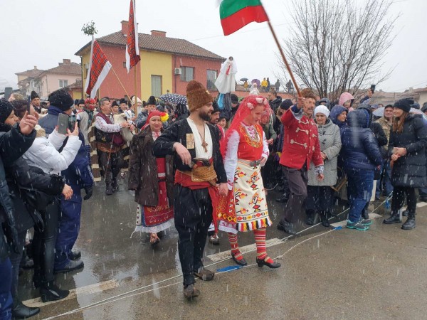 Кукерите в Павел баня прогониха злите сили, а Валя Балканска огласи площада