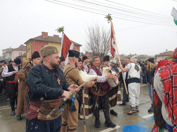Кукерите в Павел баня прогониха злите сили, а Валя Балканска огласи площада