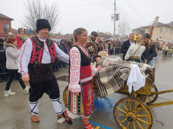 Кукерите в Павел баня прогониха злите сили, а Валя Балканска огласи площада
