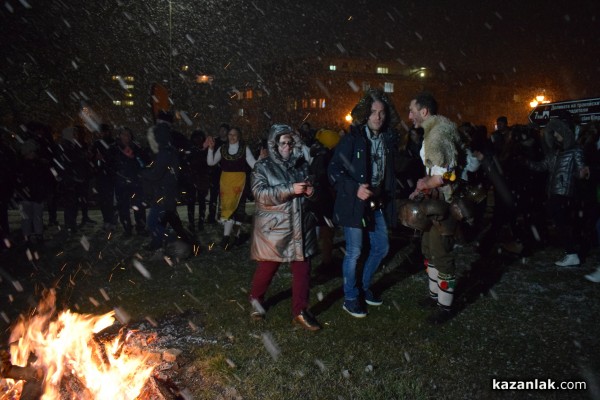 Въпреки снега десетки казанлъчани прескочиха огъня на Сирни Заговезни