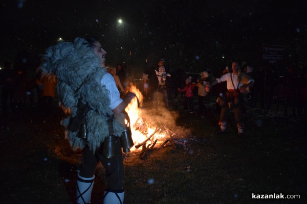 Въпреки снега десетки казанлъчани прескочиха огъня на Сирни Заговезни