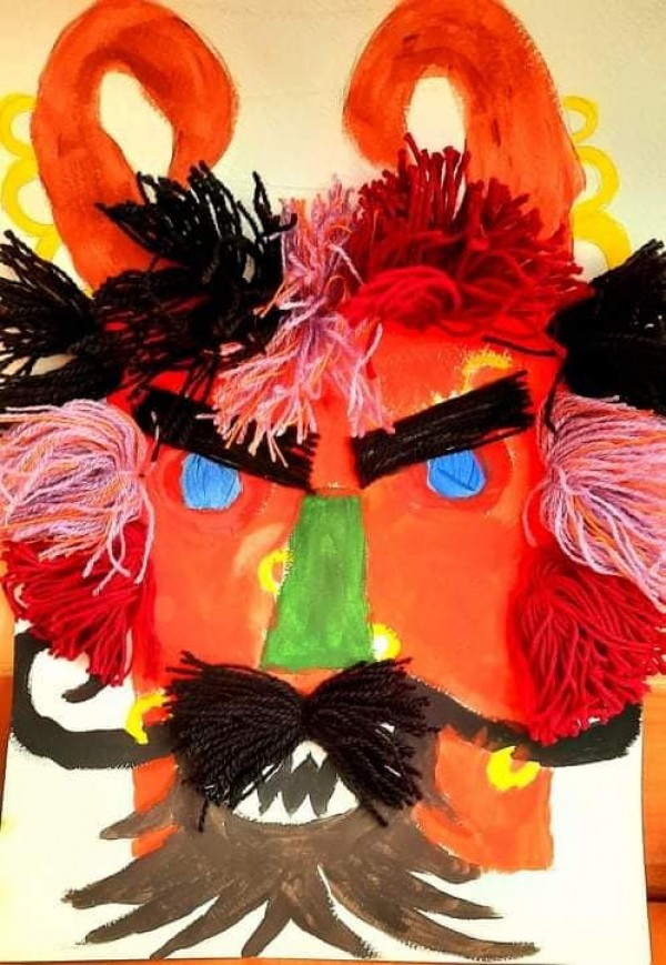 Третокласници подредиха красива изложба с кукерски маски