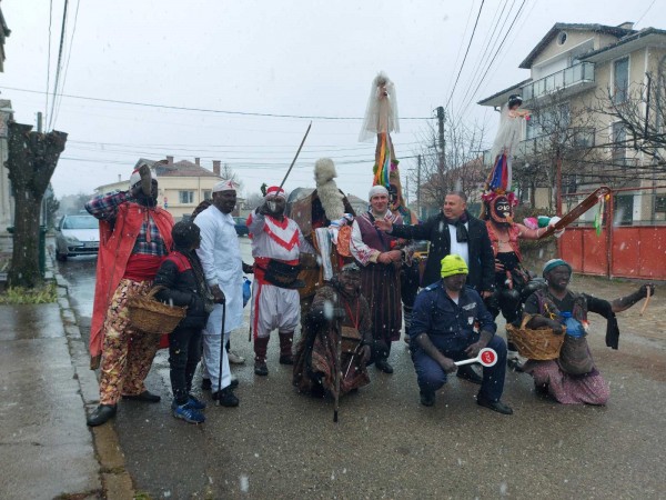 Кукерите в Павел баня прогониха злите сили, а Валя Балканска огласи площада