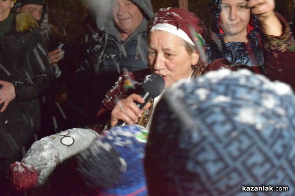 Въпреки снега десетки казанлъчани прескочиха огъня на Сирни Заговезни