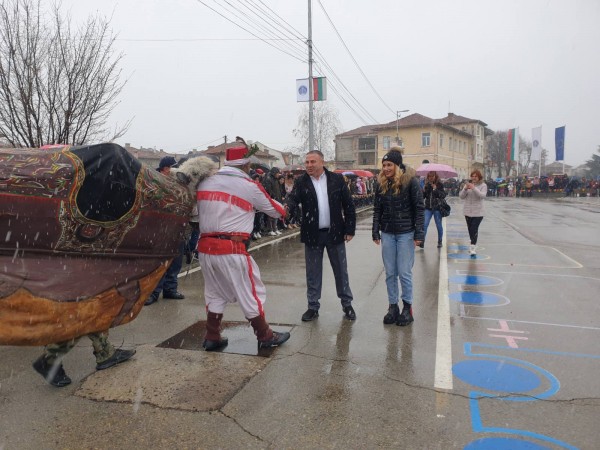 Кукерите в Павел баня прогониха злите сили, а Валя Балканска огласи площада
