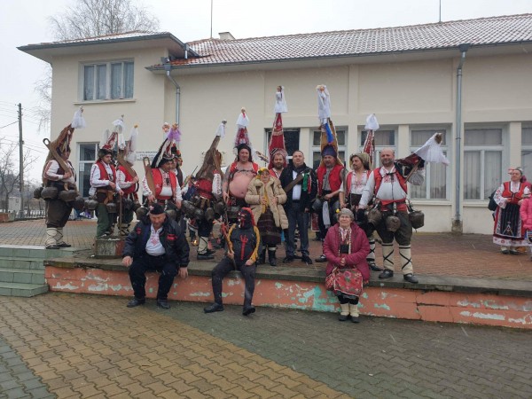 Кукерите в Павел баня прогониха злите сили, а Валя Балканска огласи площада