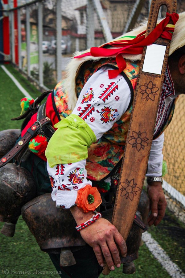 Многобройната кукерска група в Шейново обиколи всички къщи 