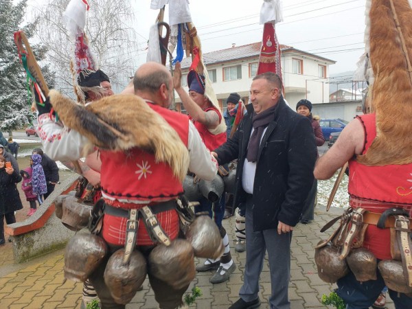 Кукерите в Павел баня прогониха злите сили, а Валя Балканска огласи площада