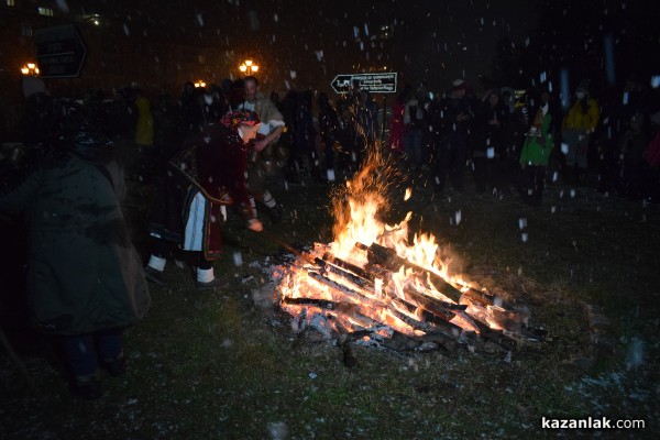 Въпреки снега десетки казанлъчани прескочиха огъня на Сирни Заговезни
