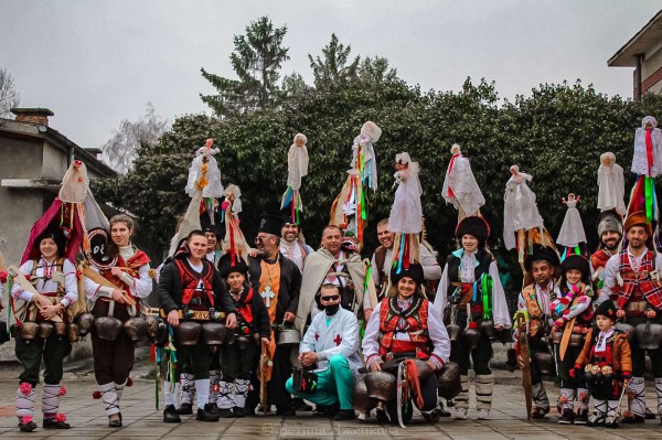 Многобройната кукерска група в Шейново обиколи всички къщи 