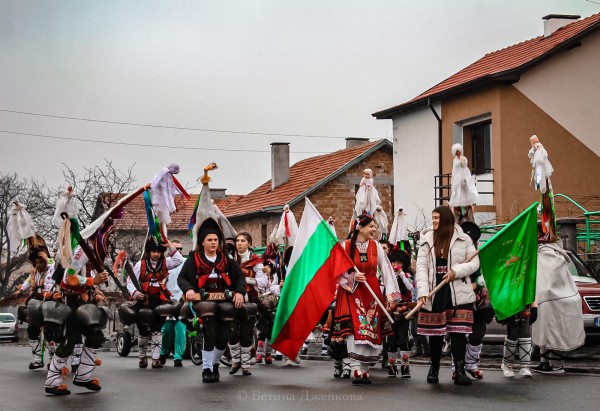 Многобройната кукерска група в Шейново обиколи всички къщи 