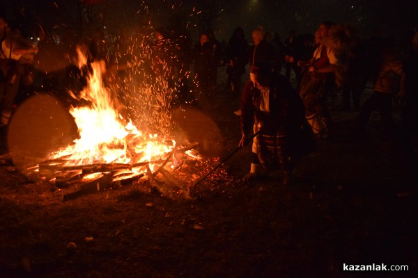 Въпреки снега десетки казанлъчани прескочиха огъня на Сирни Заговезни