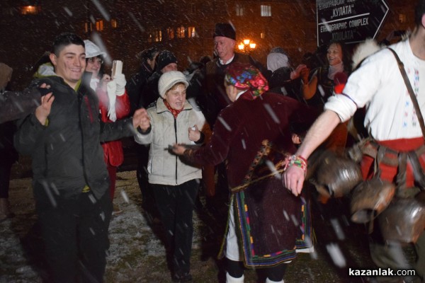 Въпреки снега десетки казанлъчани прескочиха огъня на Сирни Заговезни