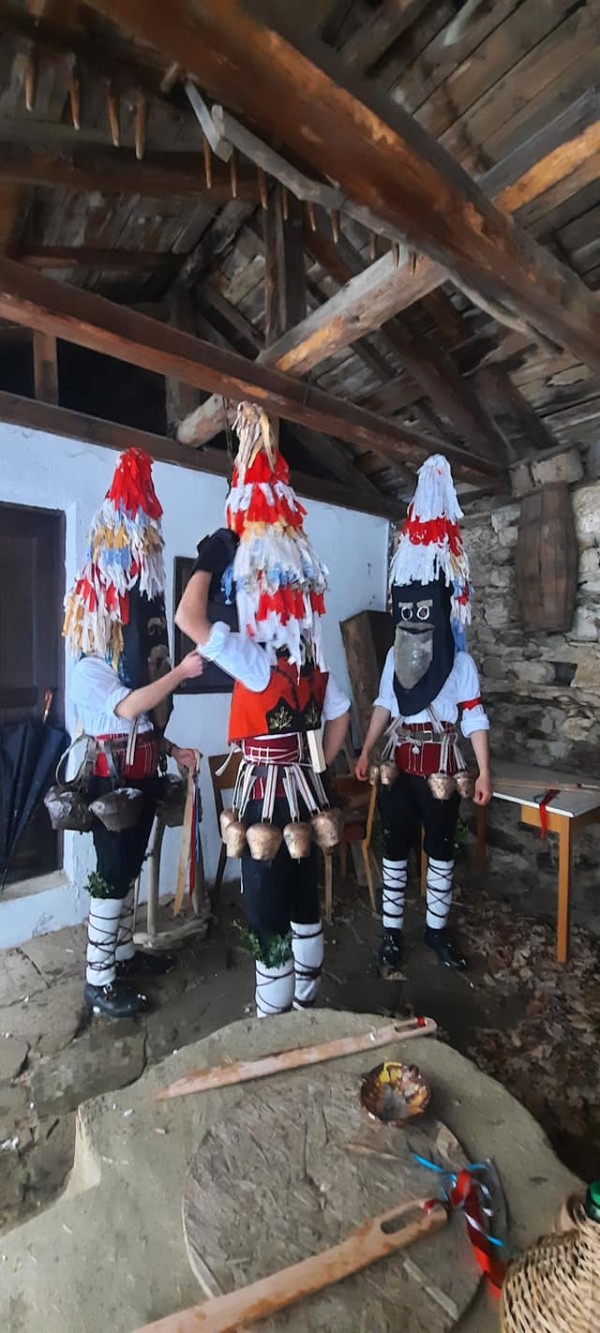 Шипченци пресъздадоха автентичния кукерския ритуал