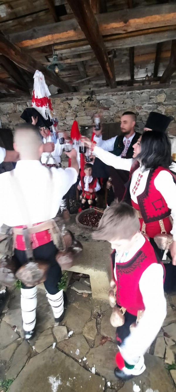 Шипченци пресъздадоха автентичния кукерския ритуал