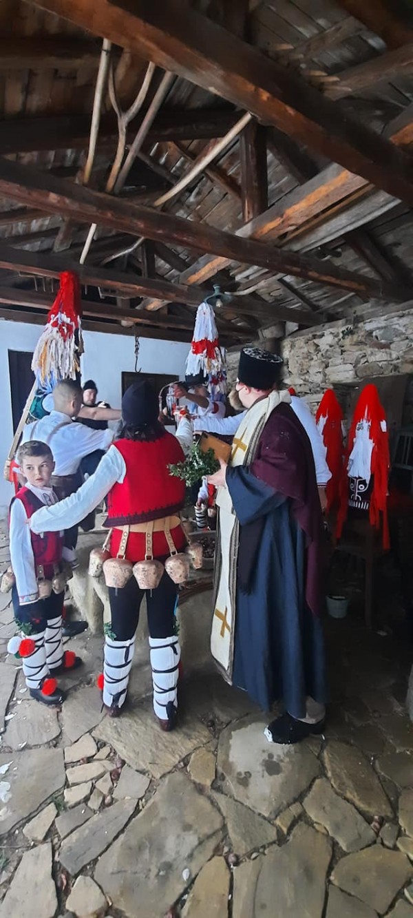 Шипченци пресъздадоха автентичния кукерския ритуал
