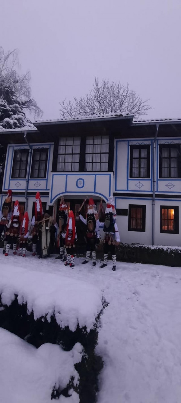 Шипченци пресъздадоха автентичния кукерския ритуал