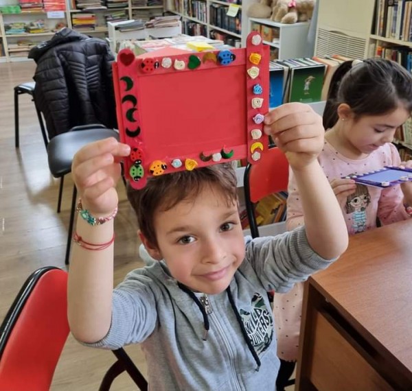 Малчугани правиха “Усмивки за мама“ 