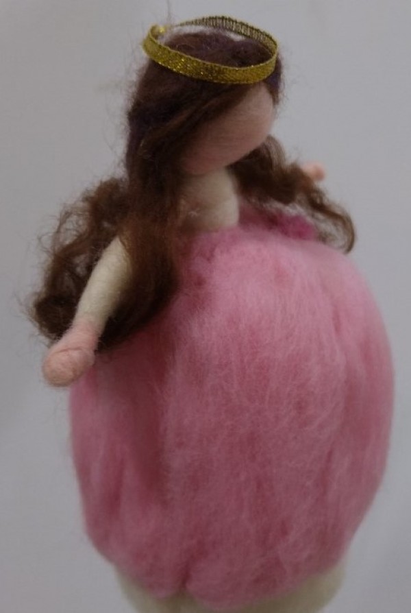 Изложбата “Женското начало“ в Казанлък внася повече очарование в празничния 8 март