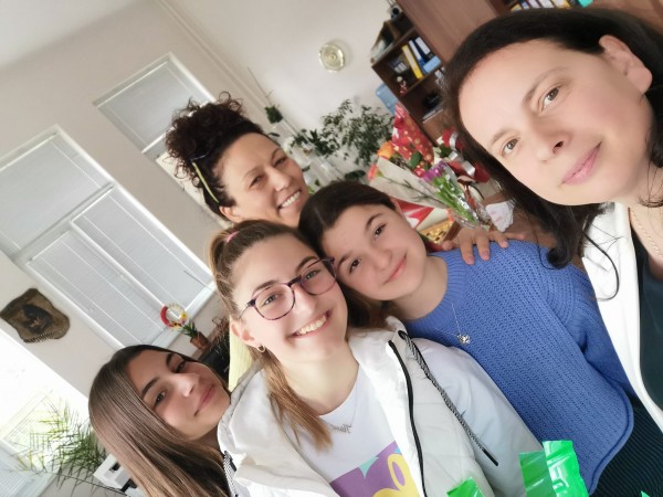 Ръчно изработени подаръци получиха учителките на ОУ “Св. Паисий Хилендарски“