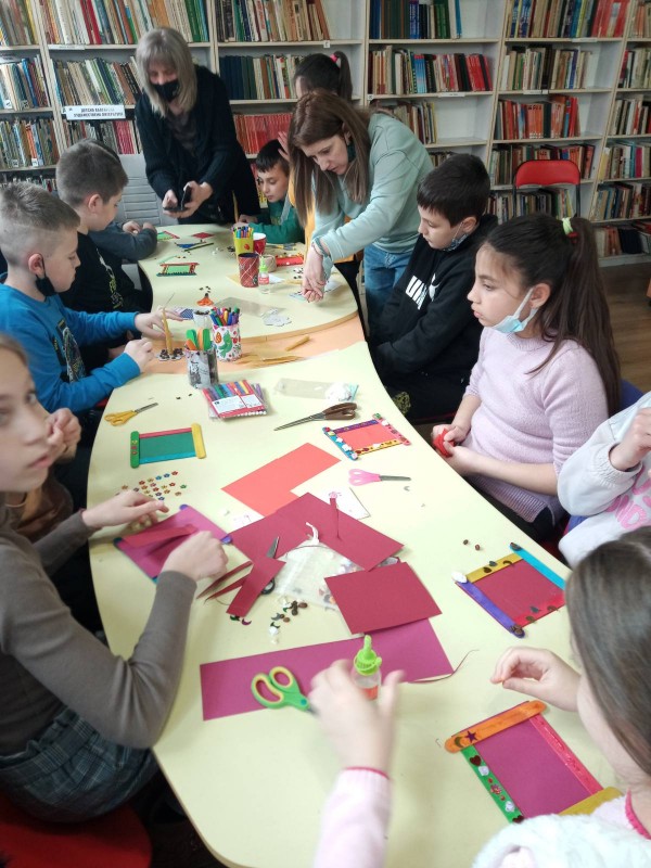 Малчугани правиха “Усмивки за мама“ 