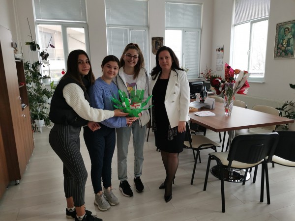 Ръчно изработени подаръци получиха учителките на ОУ “Св. Паисий Хилендарски“