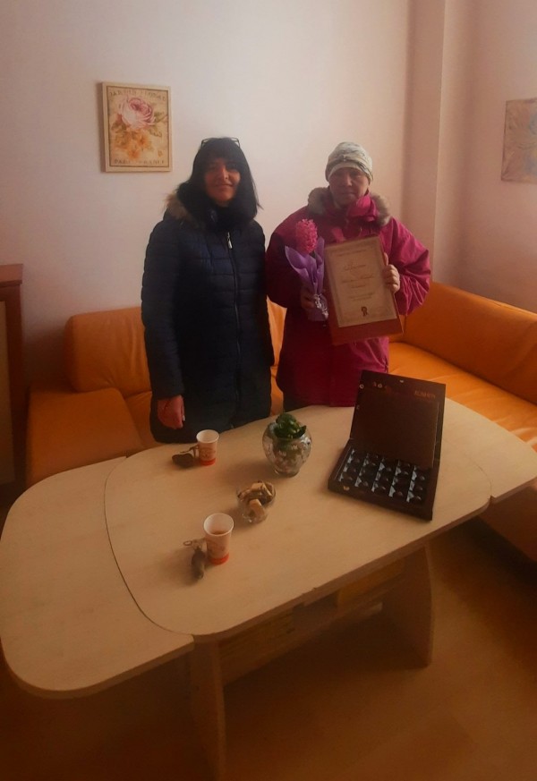 Кметът на Шипка изненада с грамота свой служител за осми март