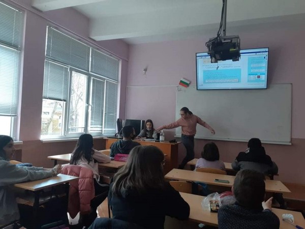 Шестокласници заместиха учителите в Деня на математиката