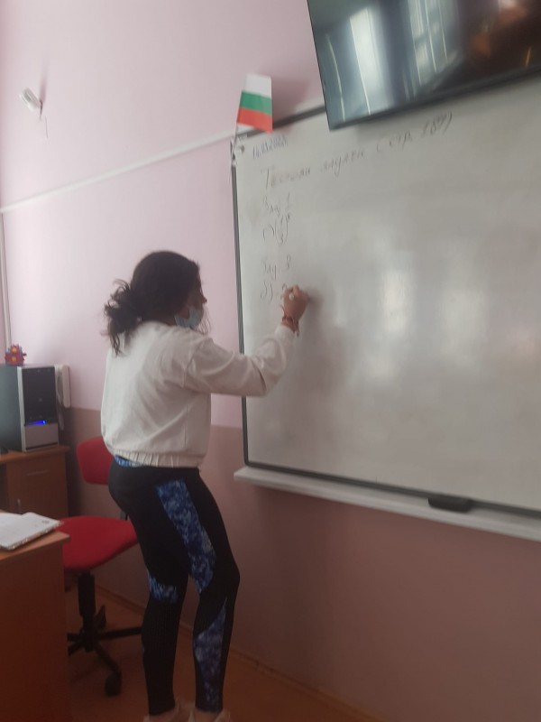 Шестокласници заместиха учителите в Деня на математиката