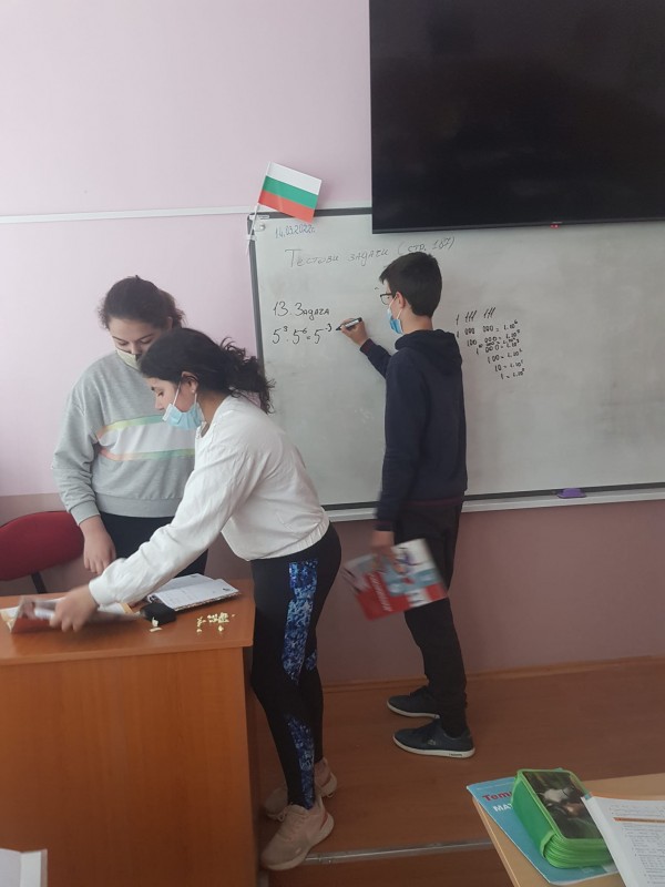 Шестокласници заместиха учителите в Деня на математиката