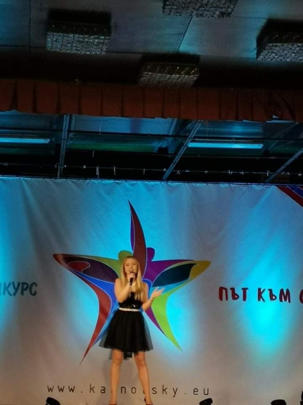 Певицата от школа “Орфей“ Рени Петрова спечели стипендия от МОН