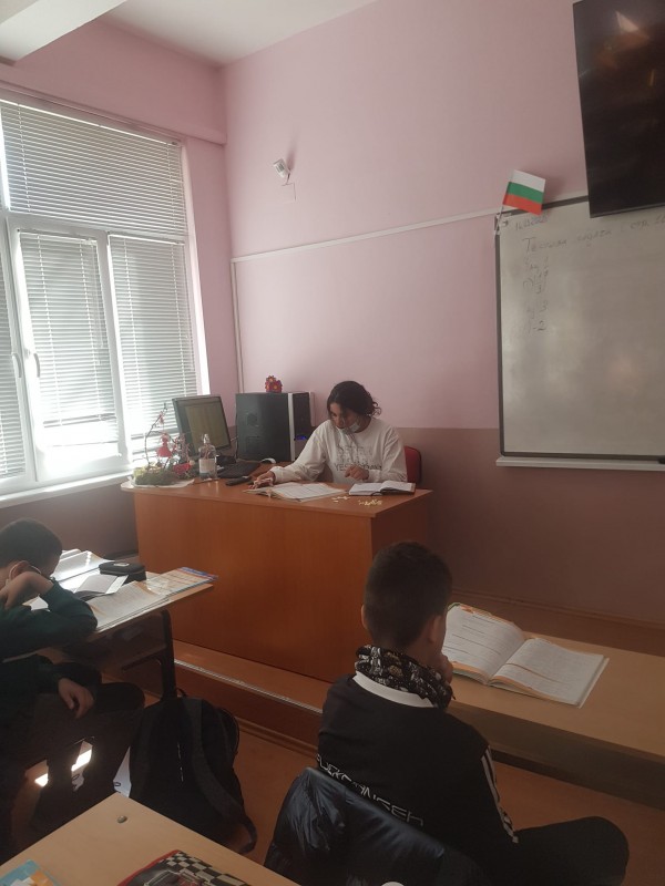 Шестокласници заместиха учителите в Деня на математиката