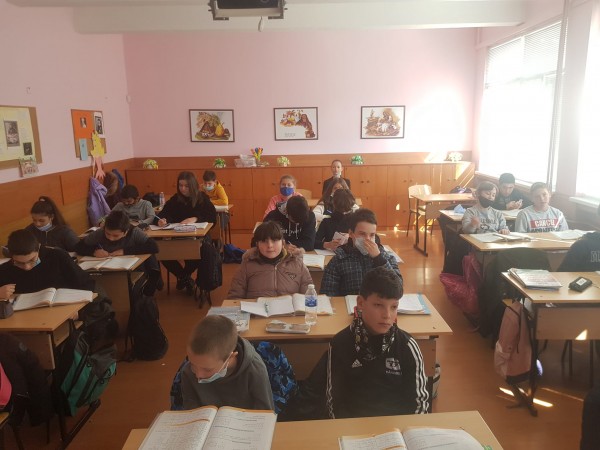 Шестокласници заместиха учителите в Деня на математиката