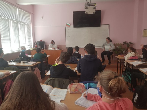 Шестокласници заместиха учителите в Деня на математиката