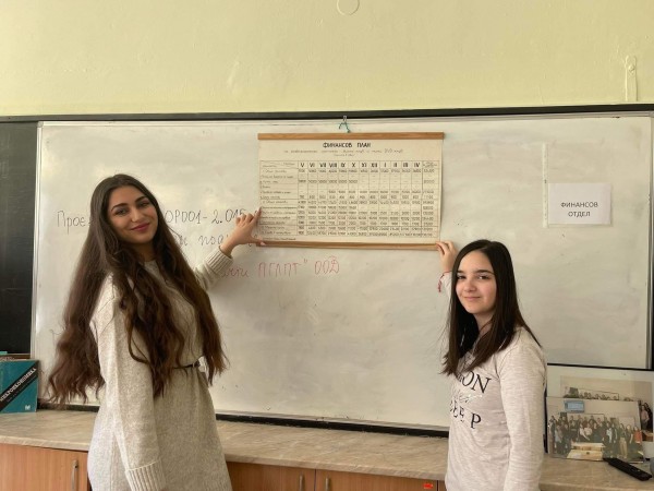 Ученици на ПГЛПТ регистрираха и управляваха учебно-тренировъчна фирма 