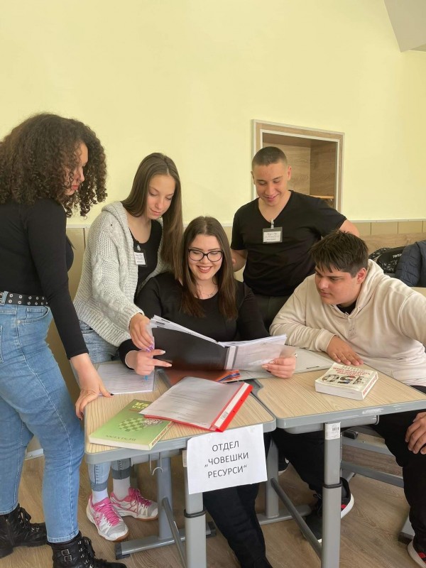 Ученици на ПГЛПТ регистрираха и управляваха учебно-тренировъчна фирма 