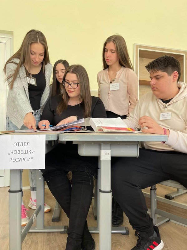 Ученици на ПГЛПТ регистрираха и управляваха учебно-тренировъчна фирма 