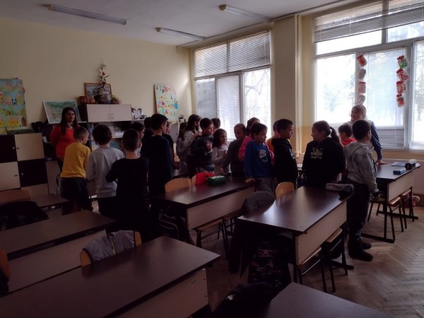 Доброволци работят с училища от Казанлък и страната 