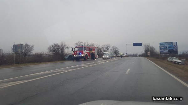 Две коли излетяха в канавката на изхода на Казанлък за село Копринка