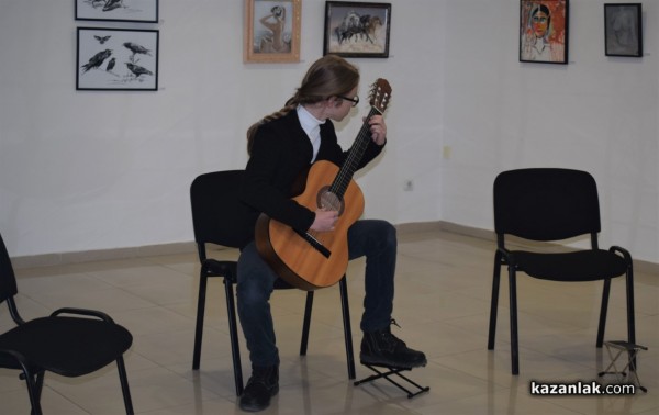 Виртуозите на китарата получиха бурни аплодисменти от казанлъшката публика 