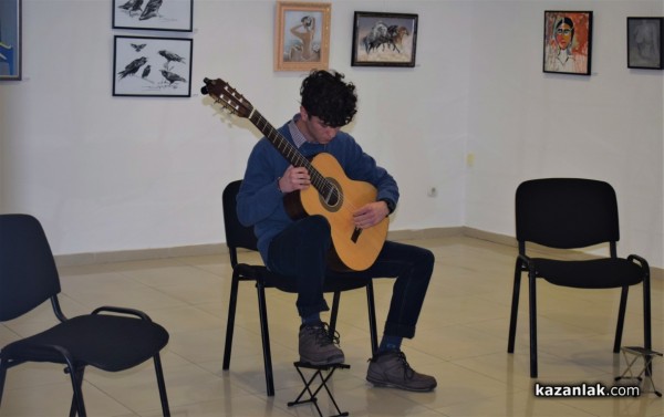 Виртуозите на китарата получиха бурни аплодисменти от казанлъшката публика 