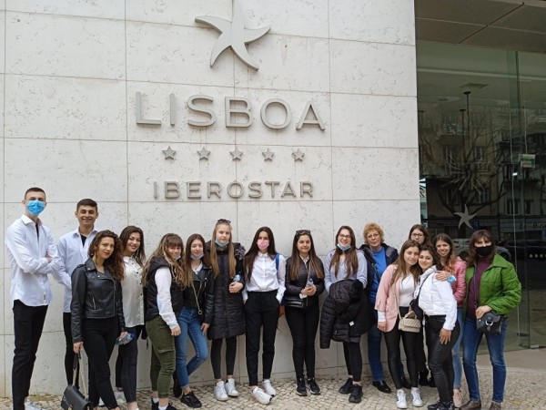 Зрелостници от ПГЛПТ обмениха опит в Лисабон, Португалия