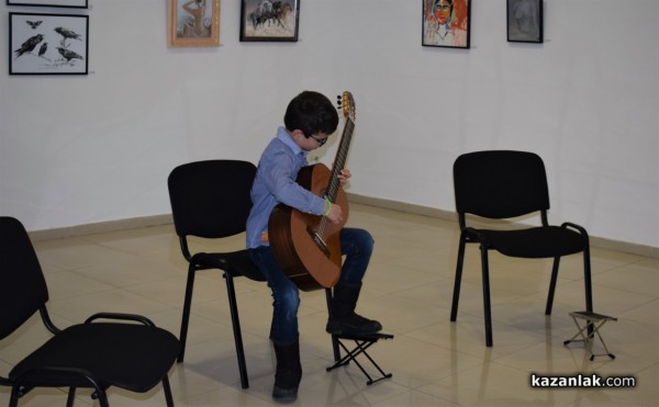 Виртуозите на китарата получиха бурни аплодисменти от казанлъшката публика 