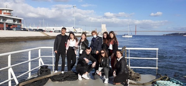 Зрелостници от ПГЛПТ обмениха опит в Лисабон, Португалия