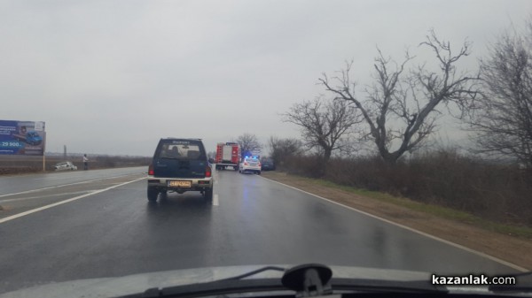 Две коли излетяха в канавката на изхода на Казанлък за село Копринка