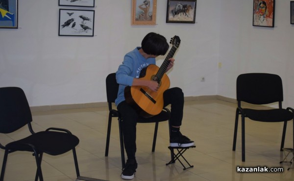 Виртуозите на китарата получиха бурни аплодисменти от казанлъшката публика 